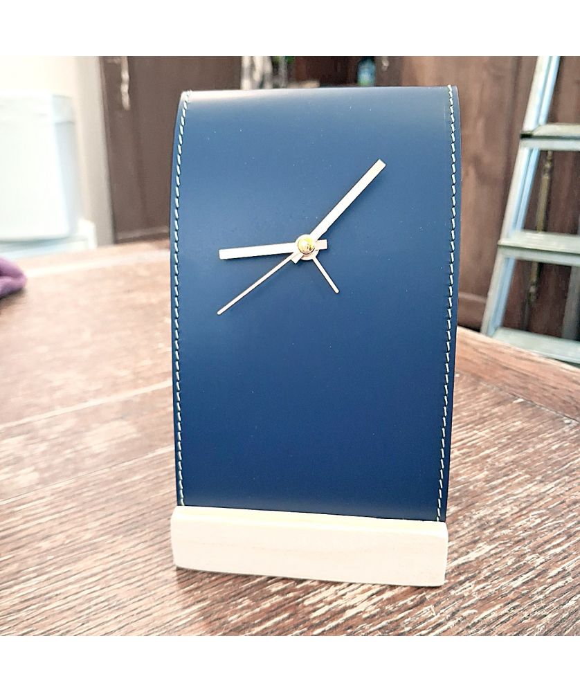 Pendulette de bureau upcyclée personnalisée en cuir recyclé Goodies upcyclés publicitaire